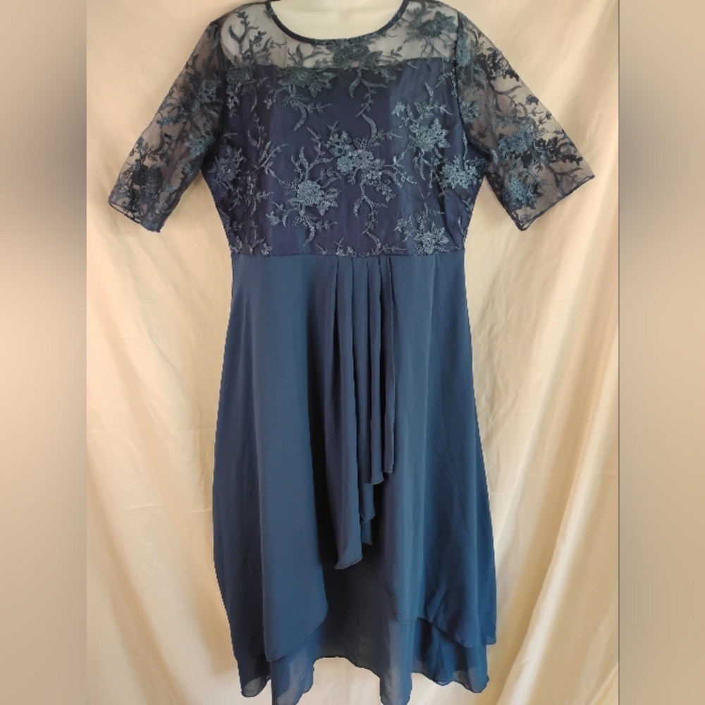 Chic Navy Blue Floral Lace Midi Dress
